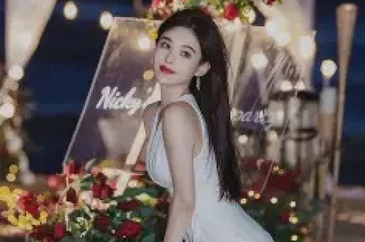 网红晓雪再次爆料李现内幕聊天记录曝光通告单离异身份引发讨论